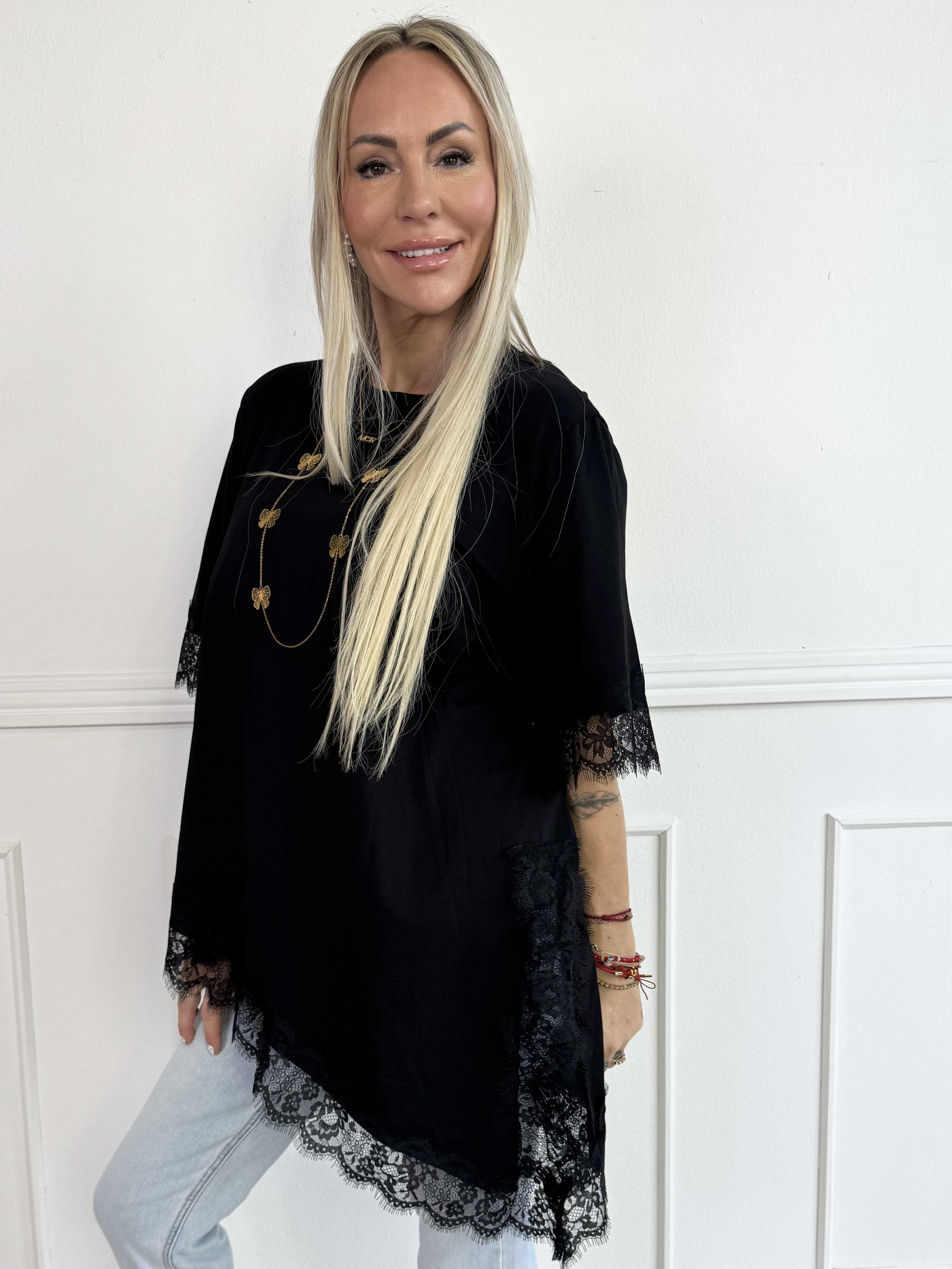 Nitza - T-shirt i blød bomuld med skråtskåret bund og elegante blondekanter